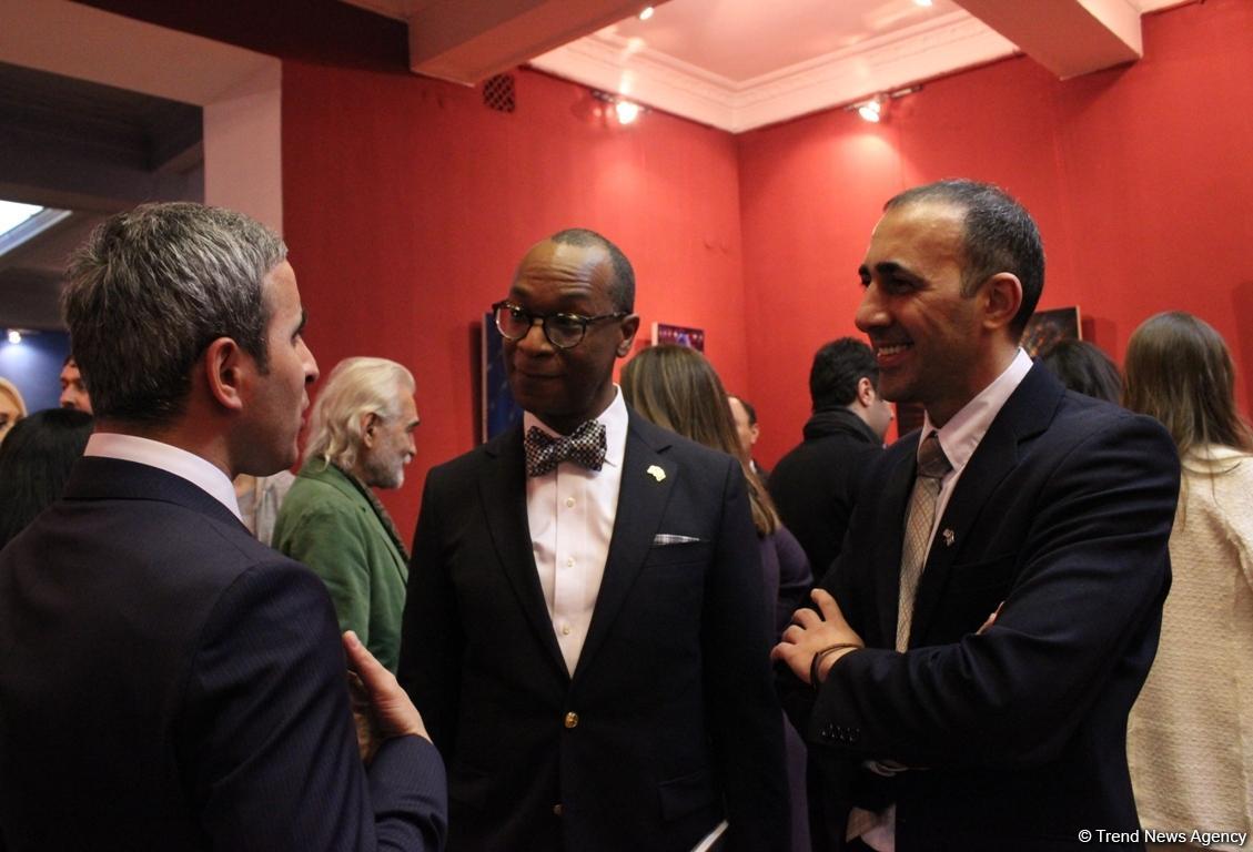 Любимый художник экс-президента США и звезд Голливуда представил в Баку "The observer is the observed" (ФОТО)