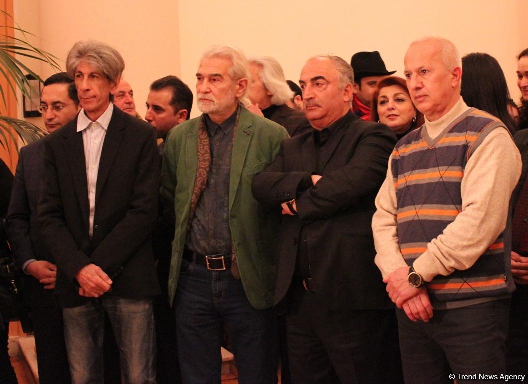 Любимый художник экс-президента США и звезд Голливуда представил в Баку "The observer is the observed" (ФОТО)