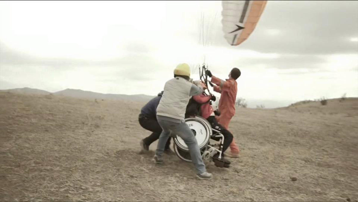 Человек, который не может ходить, но парит в облаках: фильм об уникальном азербайджанце (ФОТО)