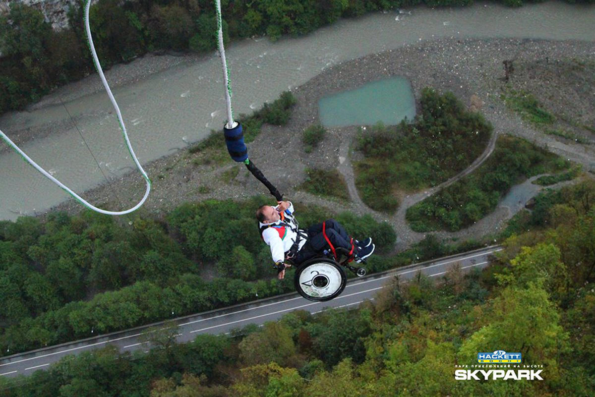 Человек, который не может ходить, но парит в облаках: фильм об уникальном азербайджанце (ФОТО)