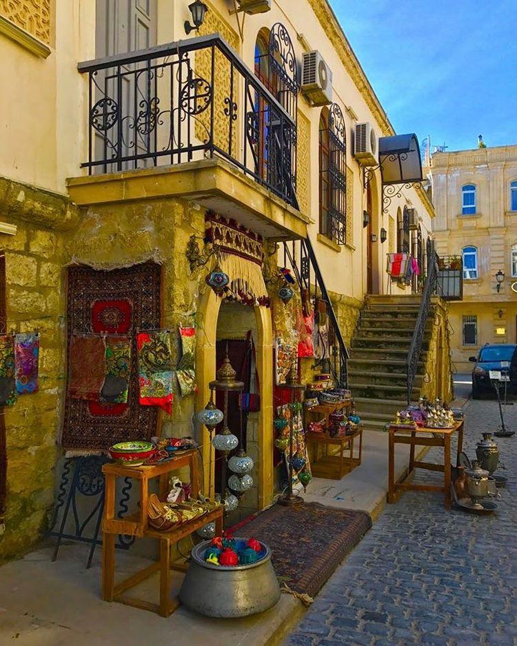 В Баку приехал ведущий программы "Модный приговор" Александр Васильев (ФОТО)