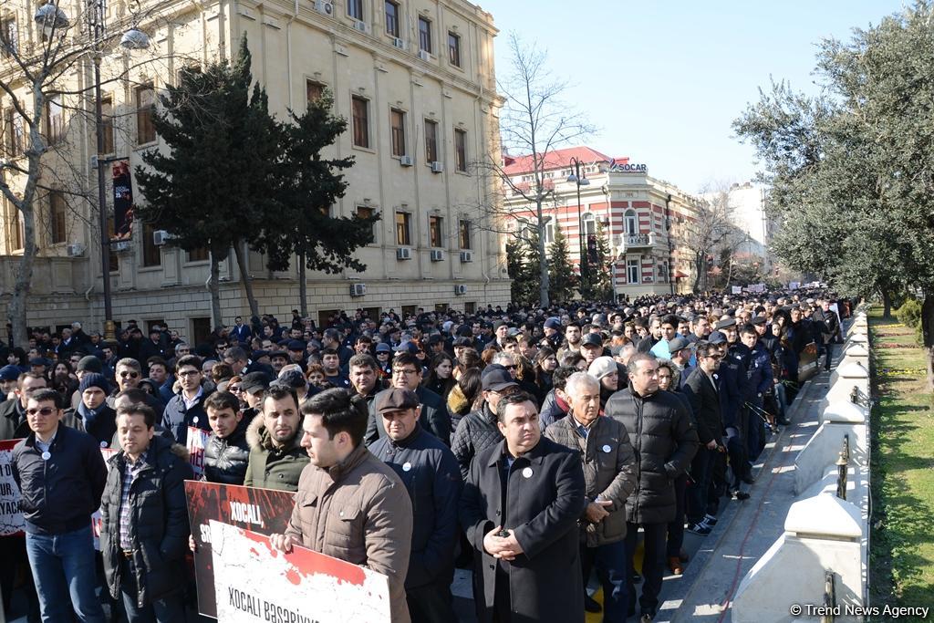В  Баку прошло всенародное шествие в связи с 25-й годовщиной Ходжалинского геноцида (ФОТО)