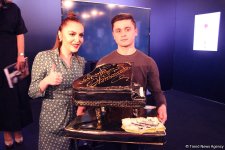 Севда Алекперзаде презентовала клип "Когда вспоминаю тебя" в художественной галерее (ВИДЕО, ФОТО)