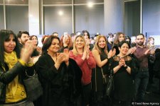 Севда Алекперзаде презентовала клип "Когда вспоминаю тебя" в художественной галерее (ВИДЕО, ФОТО)