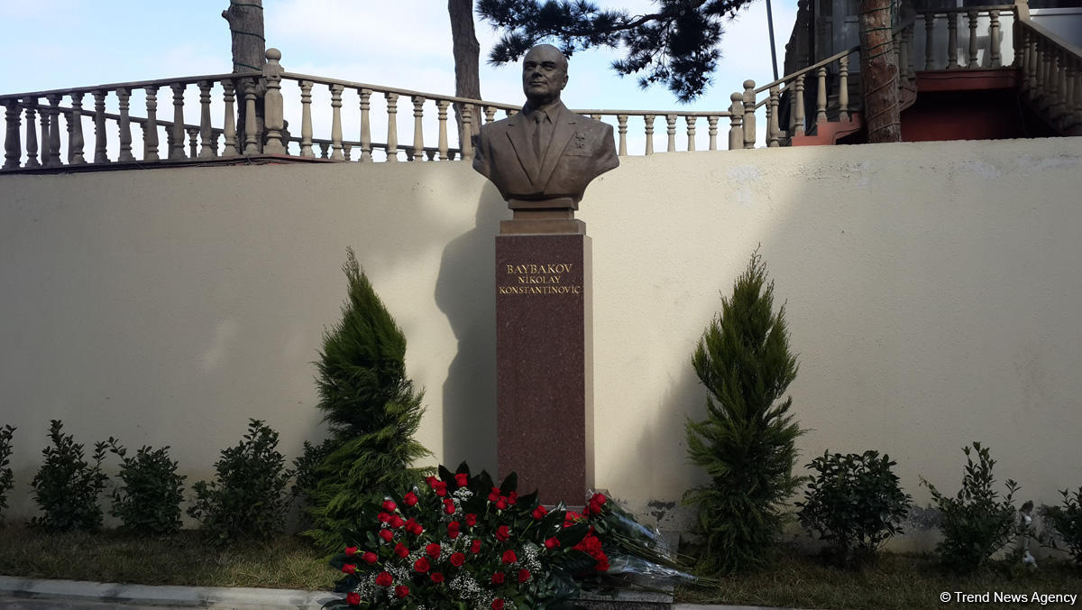 В Баку установлен бюст Николаю Байбакову (ФОТО)