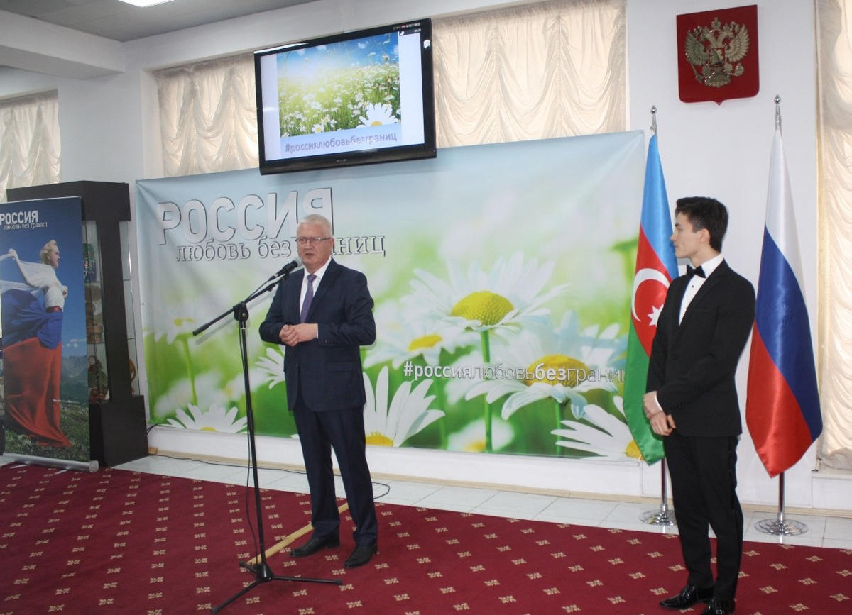 Российский музыкант поздравил бакинок с 8 Марта (ФОТО)