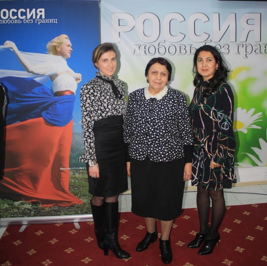 Российский музыкант поздравил бакинок с 8 Марта (ФОТО)