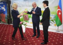 Российский музыкант поздравил бакинок с 8 Марта (ФОТО)