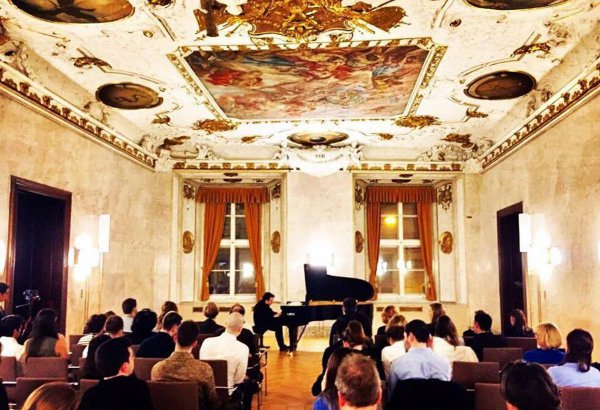 Азербайджанский музыкант  выступил в старинной Венской ратуше (ФОТО)