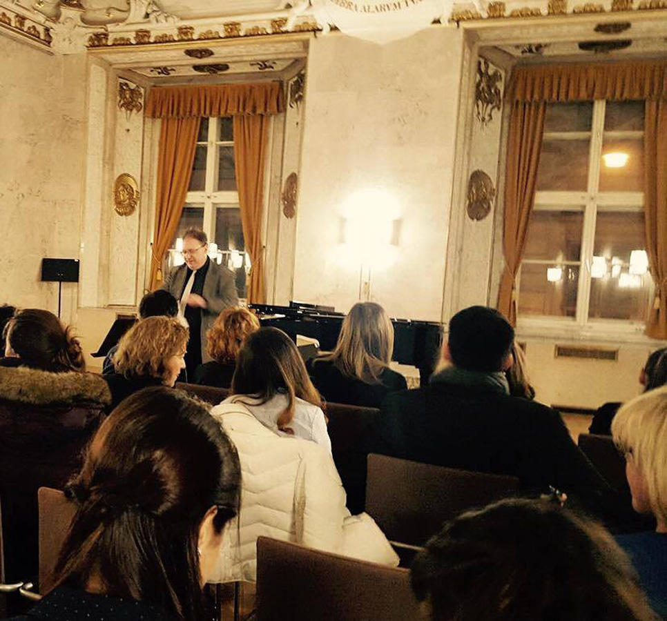 Азербайджанский музыкант  выступил в старинной Венской ратуше (ФОТО)