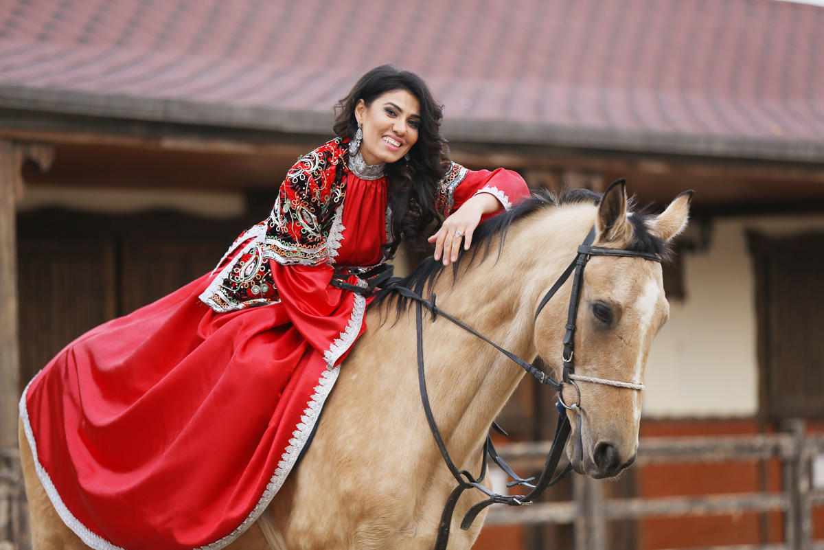 Сильнейшая паратхэквондистка мира Айнур Мамедова в образе символа Новруза на коне (ФОТО)