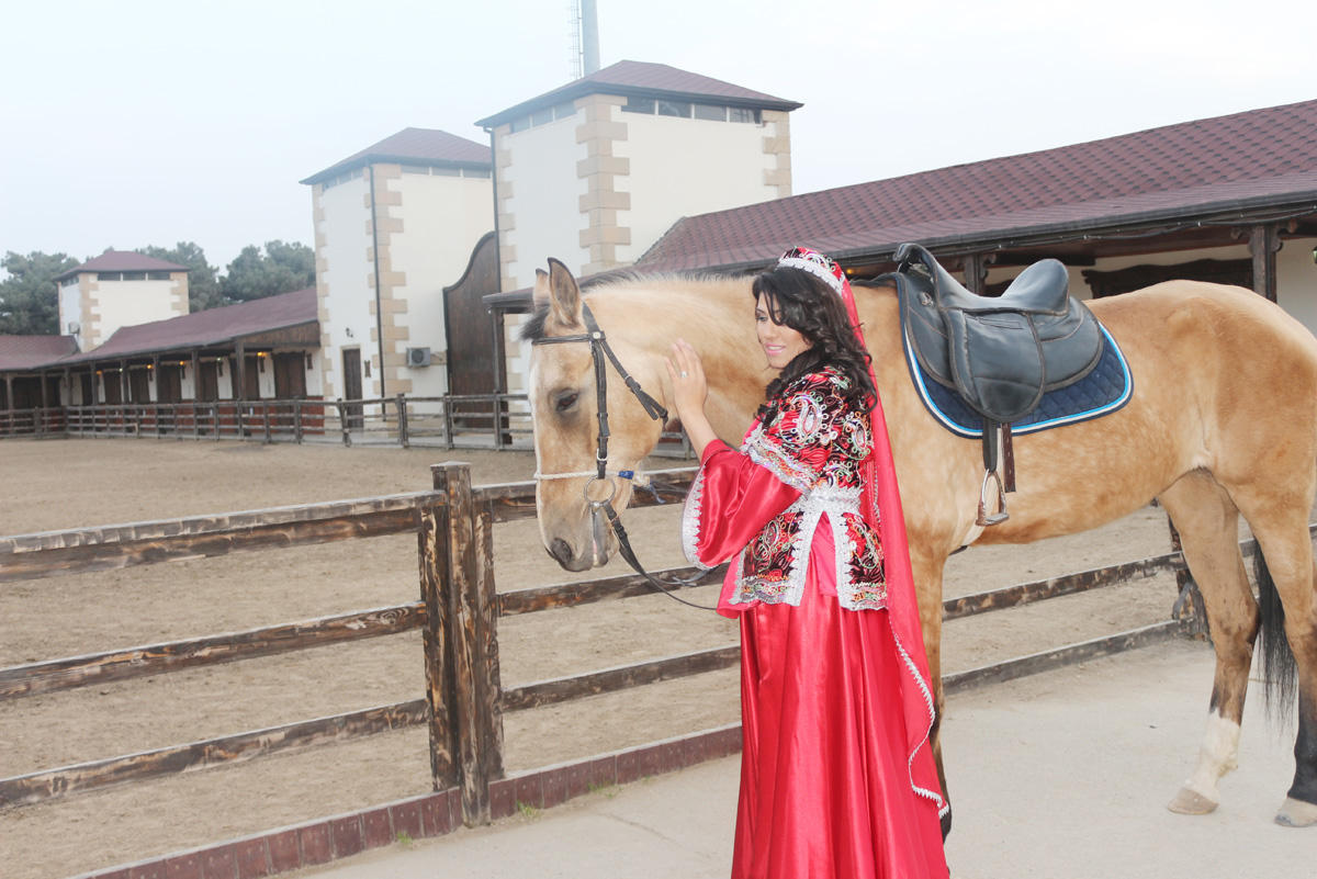 Сильнейшая паратхэквондистка мира Айнур Мамедова в образе символа Новруза на коне (ФОТО)