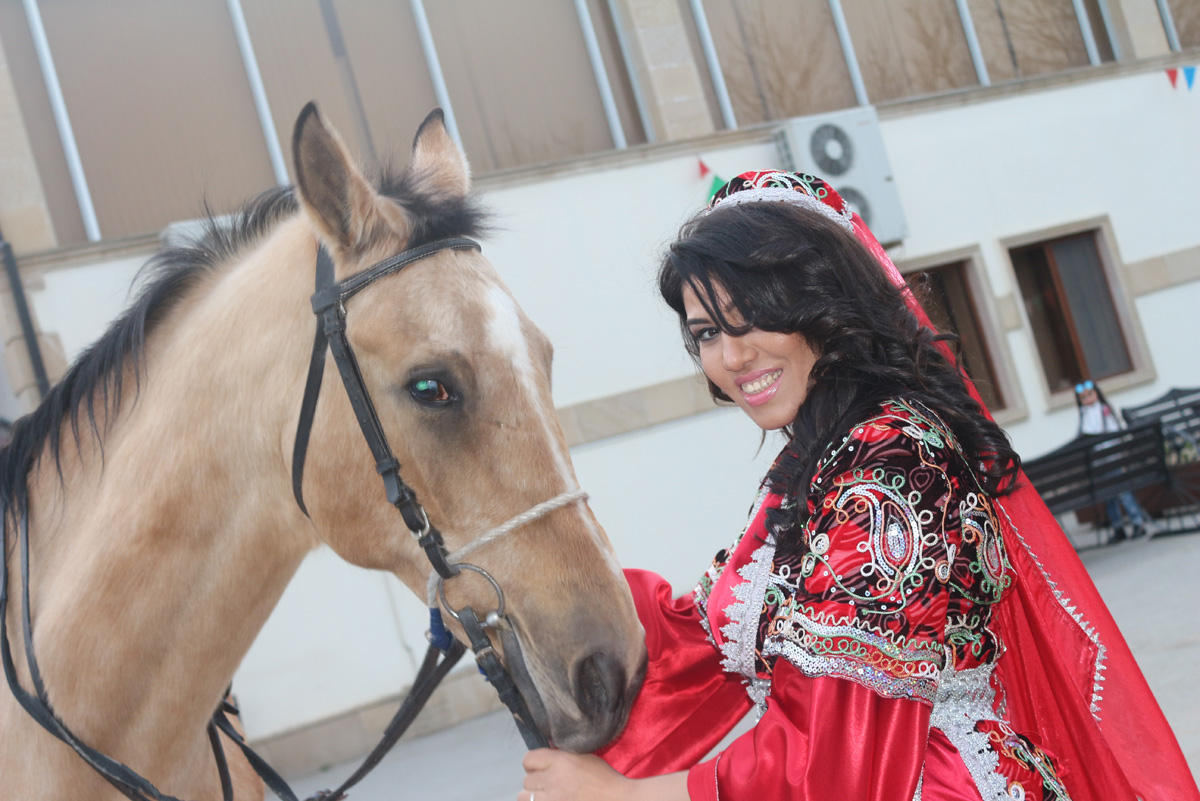 Сильнейшая паратхэквондистка мира Айнур Мамедова в образе символа Новруза на коне (ФОТО)