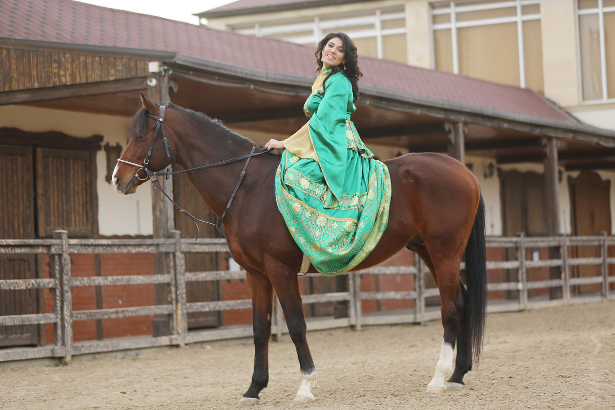 Сильнейшая паратхэквондистка мира Айнур Мамедова в образе символа Новруза на коне (ФОТО)