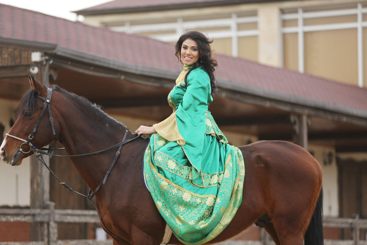 Сильнейшая паратхэквондистка мира Айнур Мамедова в образе символа Новруза на коне (ФОТО)