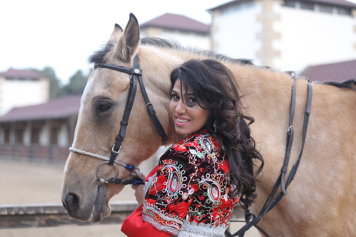 Сильнейшая паратхэквондистка мира Айнур Мамедова в образе символа Новруза на коне (ФОТО)