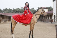 Сильнейшая паратхэквондистка мира Айнур Мамедова в образе символа Новруза на коне (ФОТО)