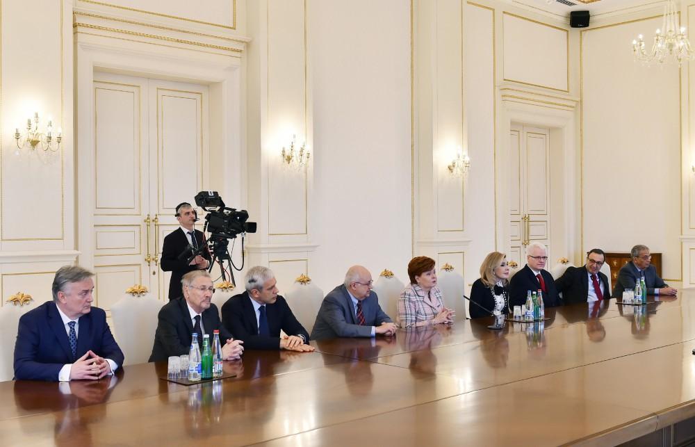 Президент Азербайджана принял членов правления  Международного центра Низами Гянджеви (ФОТО) (версия 2)