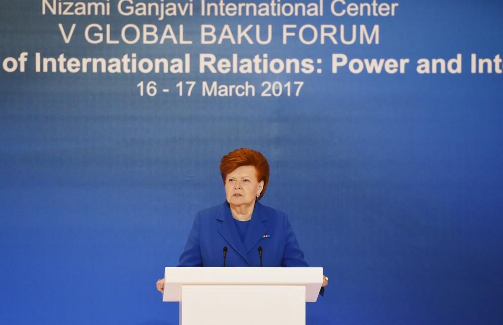 Президент Азербайджана Ильхам Алиев и Первая леди Мехрибан Алиева приняли участие в V Глобальном Бакинском форуме (ФОТО) (версия 2)