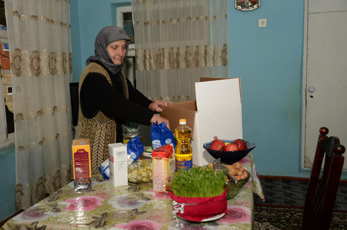 По инициативе Фонда Гейдара Алиева малообеспеченным семьям розданы праздничные подарки (ФОТО)