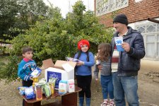 По инициативе Фонда Гейдара Алиева малообеспеченным семьям розданы праздничные подарки (ФОТО)