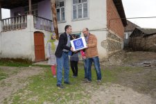 По инициативе Фонда Гейдара Алиева малообеспеченным семьям розданы праздничные подарки (ФОТО)