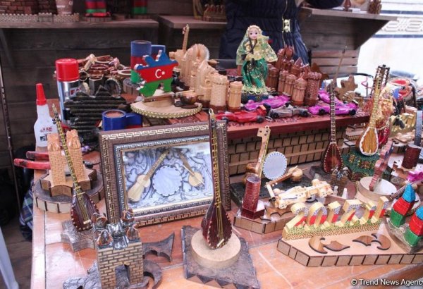 Этнические узоры и орнаменты на Фестивале изделий ручной работы в Баку