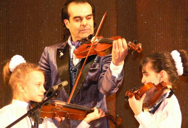 Азербайджанский скрипач-виртуоз зажег огонь в глазах российских детей (ФОТО)