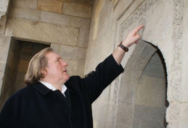 Жерар Депардье в объективе азербайджанской телеведущей ( ВИДЕО,ФОТО)