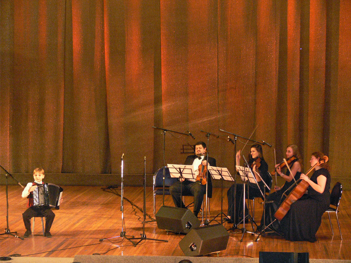 Азербайджанский скрипач-виртуоз зажег огонь в глазах российских детей (ФОТО)