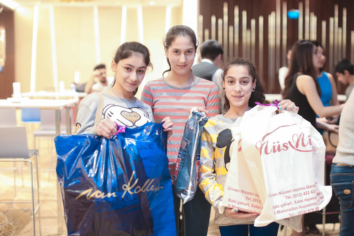 В Баку прошла благотворительная акция "Напиши желание – получи подарок" (ФОТО)