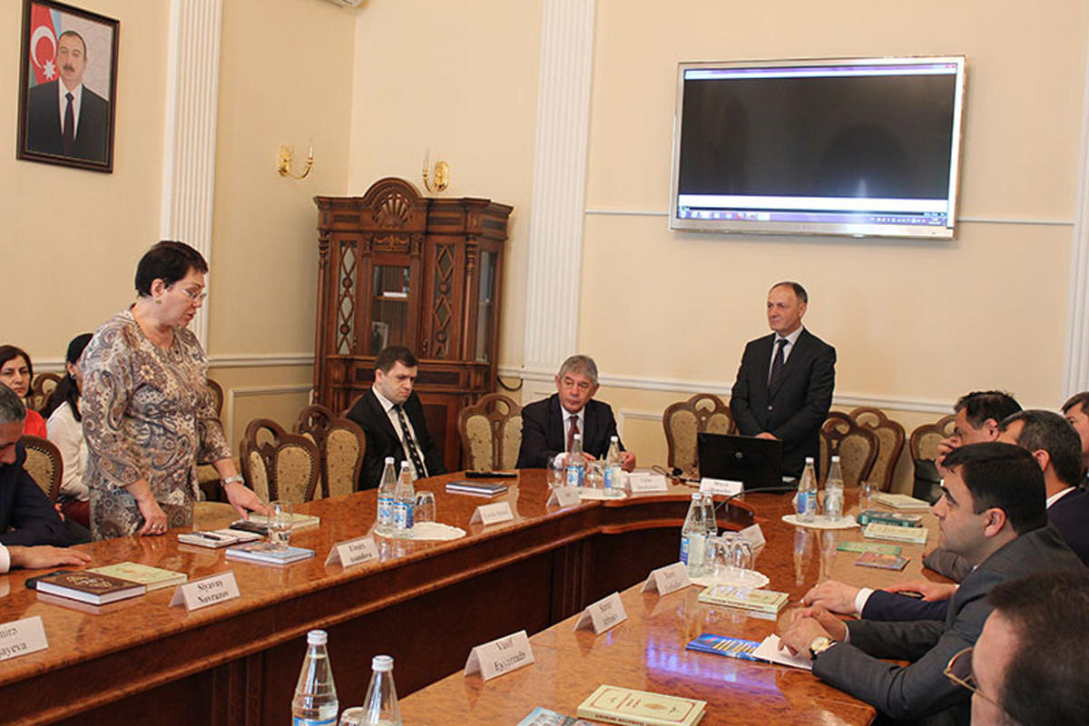 В Баку презентован проект "Азербайджанская литература на узбекском языке" (ФОТО)