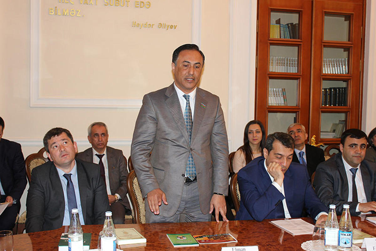 В Баку презентован проект "Азербайджанская литература на узбекском языке" (ФОТО)