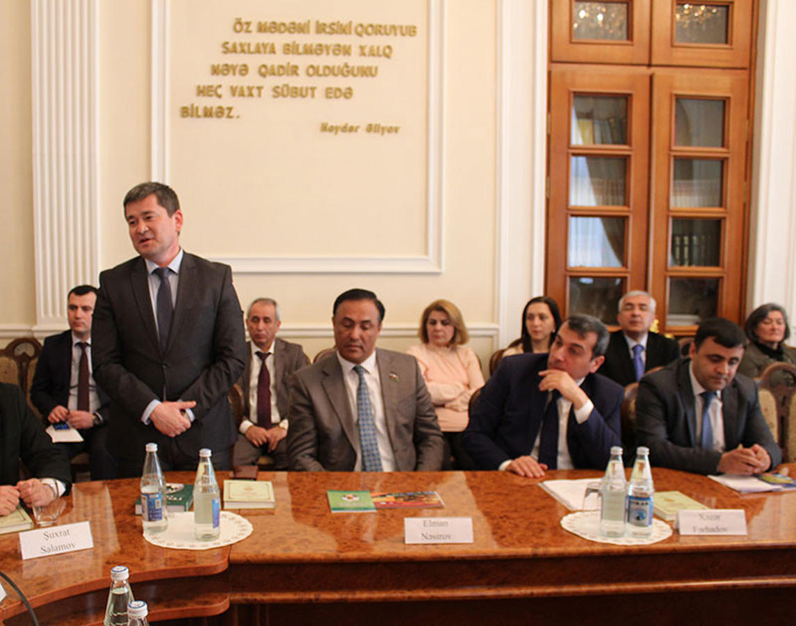 В Баку презентован проект "Азербайджанская литература на узбекском языке" (ФОТО)