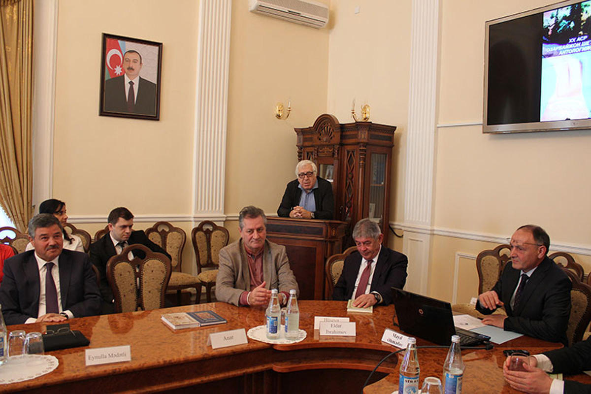 В Баку презентован проект "Азербайджанская литература на узбекском языке" (ФОТО)