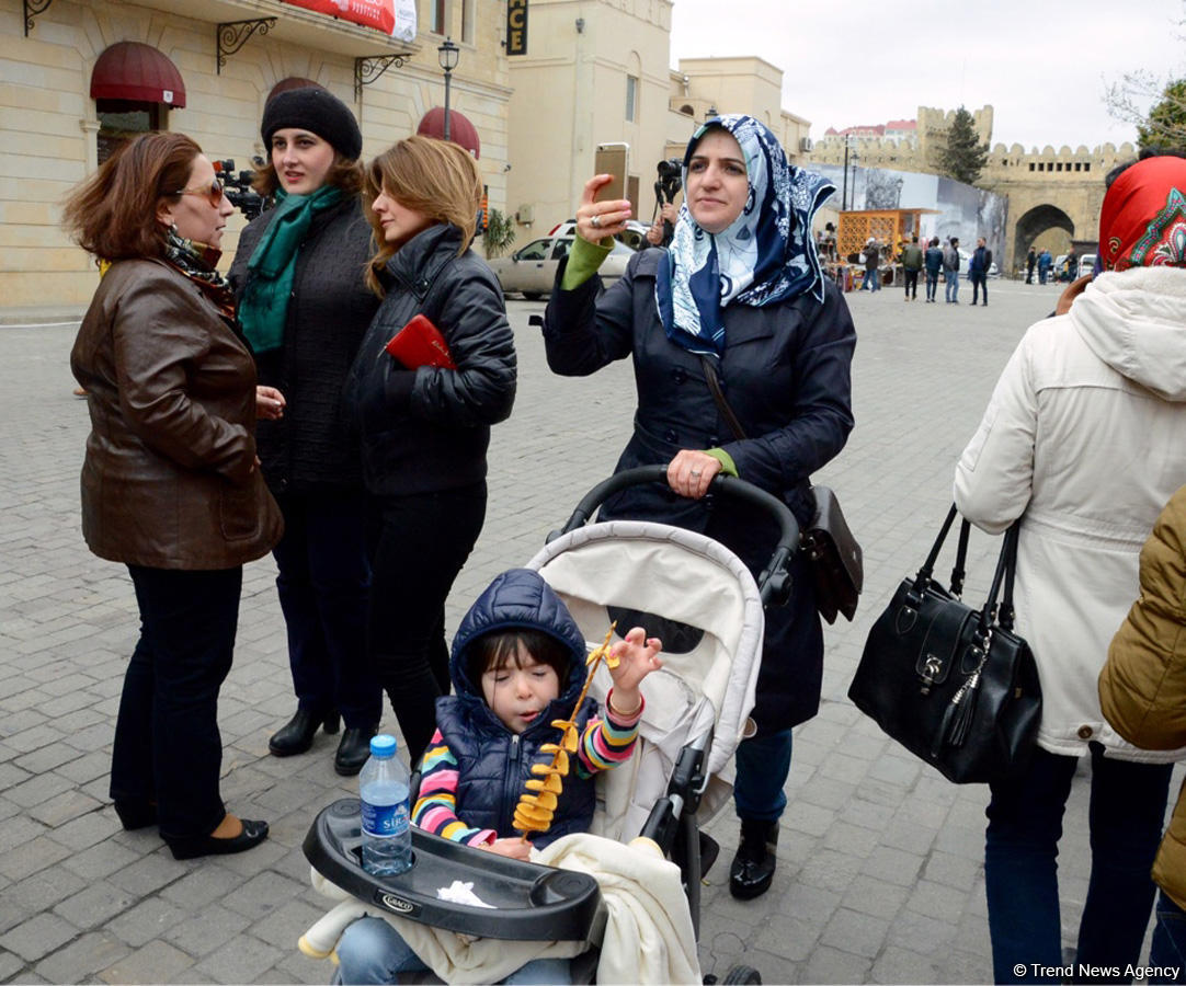 Праздничное открытие Бакинского шопинг-фестиваля в Ичери Шехер (ФОТО)