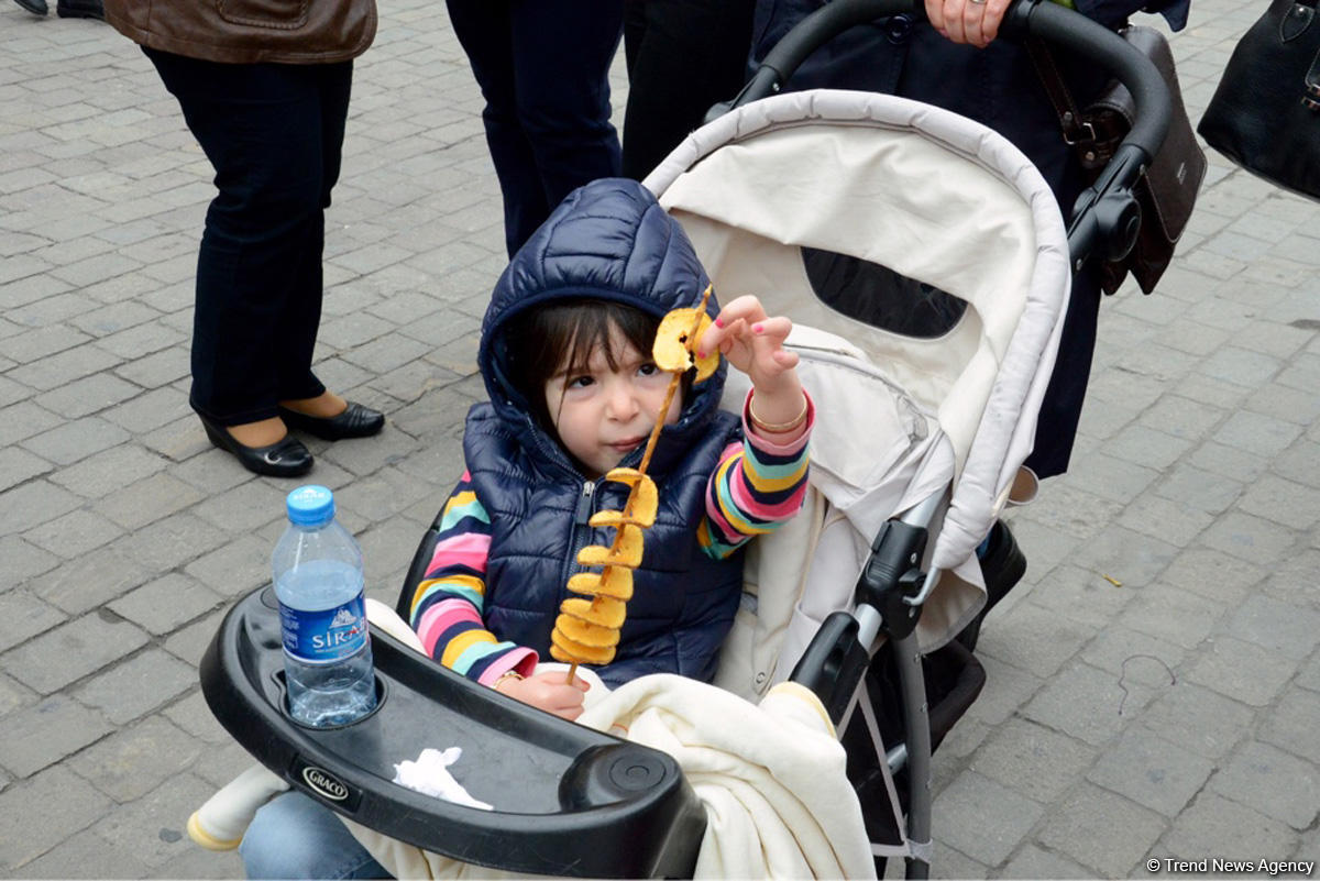 Праздничное открытие Бакинского шопинг-фестиваля в Ичери Шехер (ФОТО)