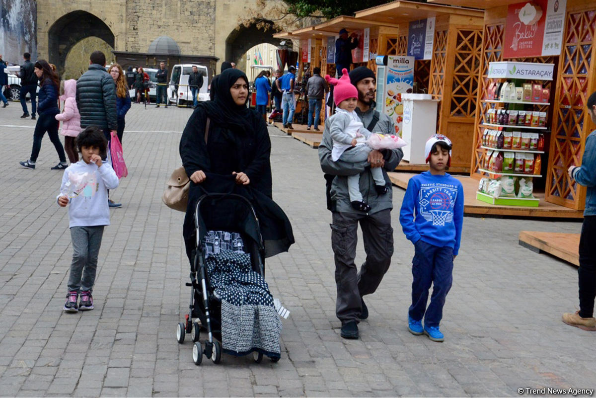 Праздничное открытие Бакинского шопинг-фестиваля в Ичери Шехер (ФОТО)
