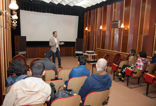 В Баку проведен мастер-класс для участников второго Фестиваля буктрейлеров (ФОТО)