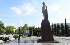 Президент Ильхам Алиев посетил памятник великому лидеру Гейдару Алиеву в Евлахе (ФОТО)