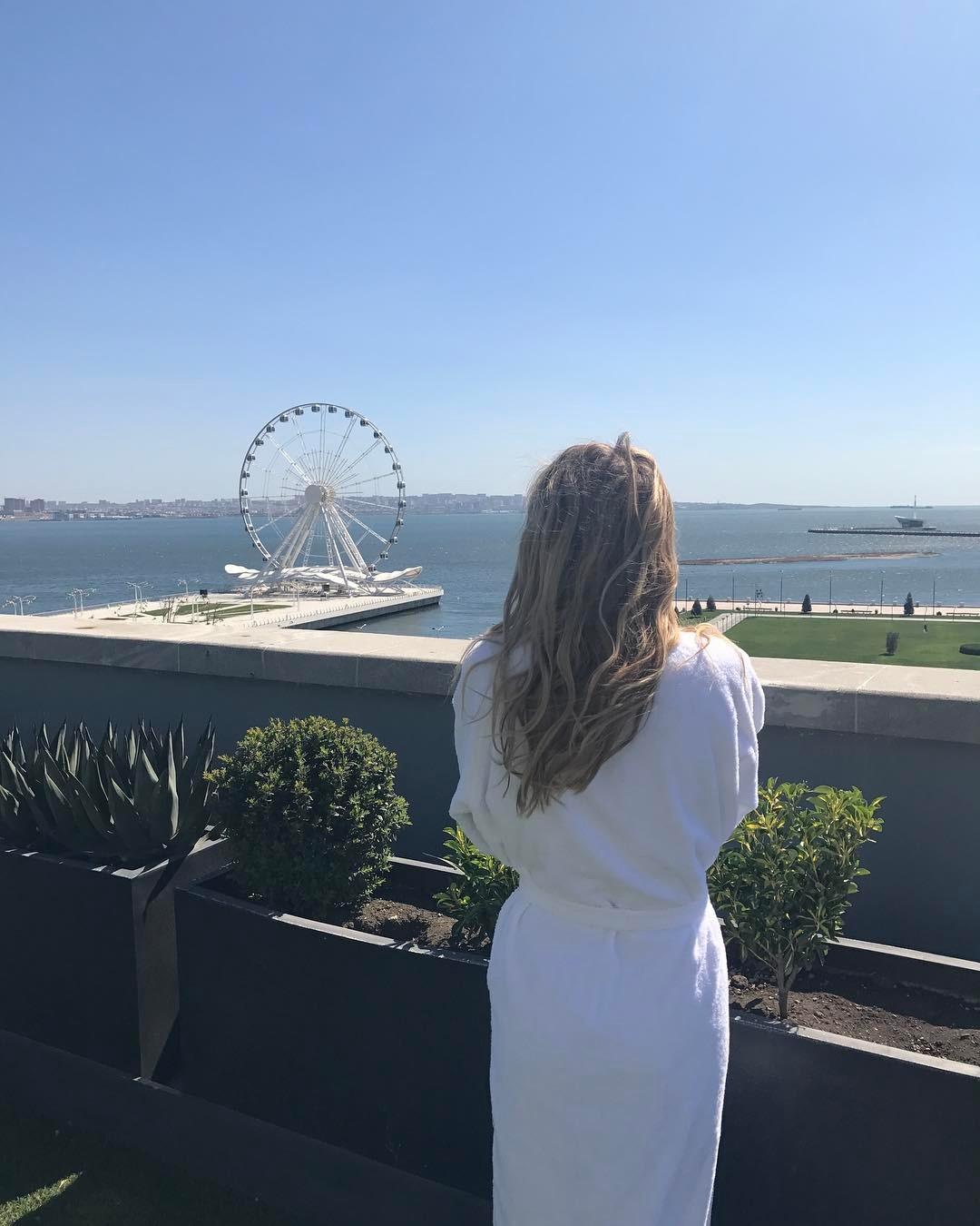 Вера Брежнева в Баку: Солнце, море, шопинг-фестиваль (ФОТО)