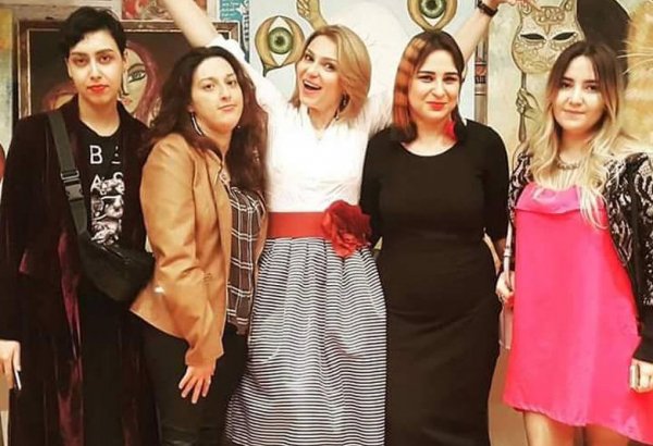 Как нарисовать запах женщины? Гюнель Равилова показала, как это сделать (ФОТО)