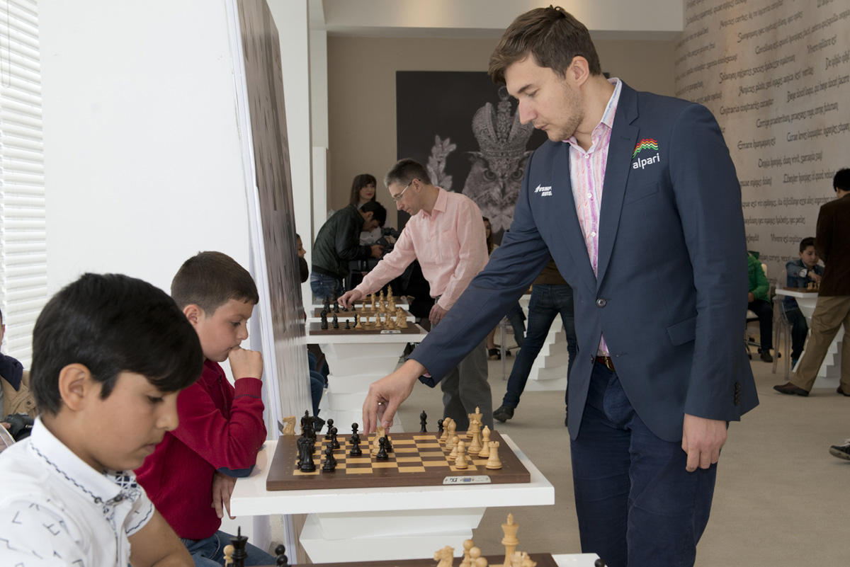Футбольные битвы на шахматном турнире в Азербайджане. Интеллект или техника? (ФОТО)