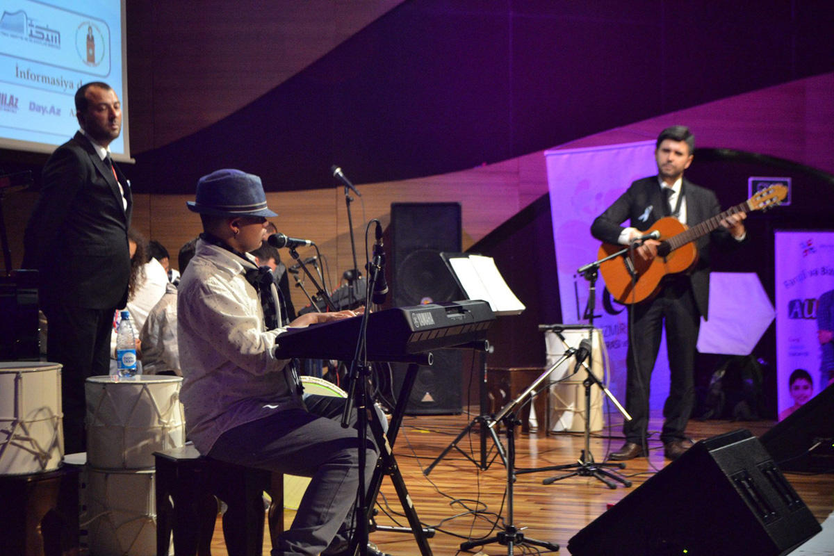 В Баку впервые прошел необычный концерт детей с аутизмом "Зажги синим" (ФОТО)