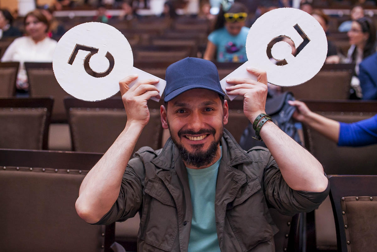 Задорный смех и юмор на бакинской сцене: почетный гость – супруга Анара Мамедханова  (ФОТО)