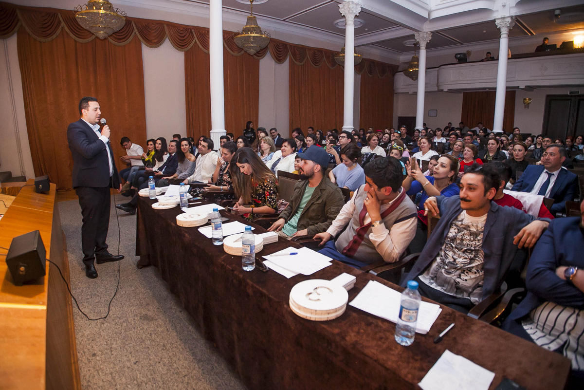 Задорный смех и юмор на бакинской сцене: почетный гость – супруга Анара Мамедханова  (ФОТО)