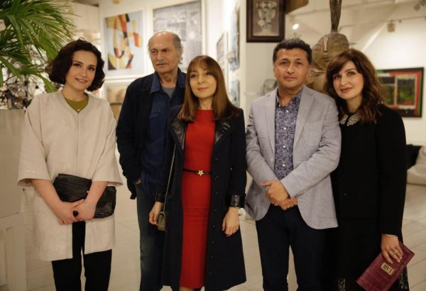 В Баку открылась выставка Вугара Мурадова "Сходства", посвященная ковровому искусству (ФОТО)