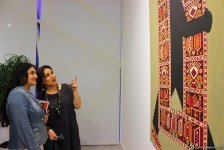 В Баку открылась выставка Вугара Мурадова "Сходства", посвященная ковровому искусству (ФОТО)
