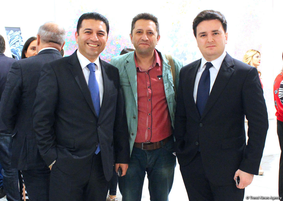 В Баку открылась выставка Вугара Мурадова "Сходства", посвященная ковровому искусству (ФОТО)