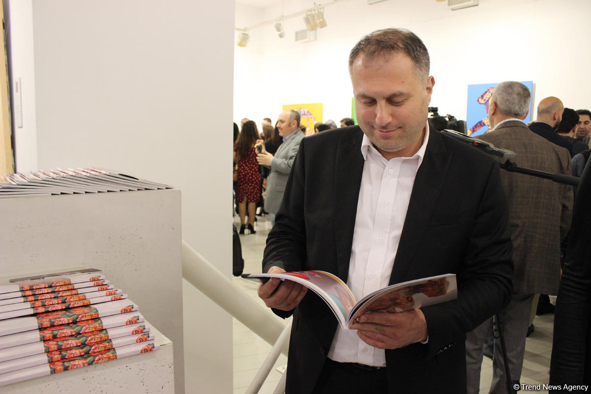 В Баку открылась выставка Вугара Мурадова "Сходства", посвященная ковровому искусству (ФОТО)